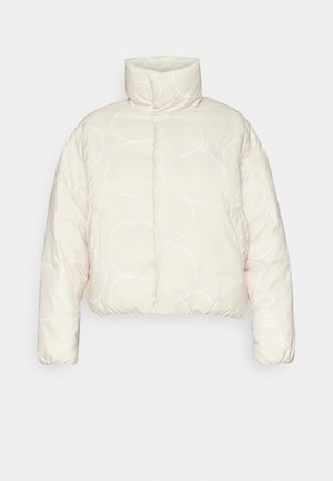 Giacca a sacco abbreviata di un leggero crema con motivi astratti bianchi, dotata di un colletto alto e tasche laterali, realizzata in tessuto morbido.