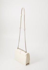 Rechteckige Handtasche aus cremefarbenem Leder mit abnehmbarem Kettenriemen. Glatte Textur, minimalistische Gestaltung und dezente Nähedetails.
