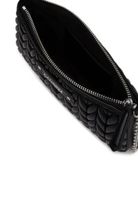 Mustast pehmendatud nahast portfell hõbedase tõmblukuga, mis on osaliselt lahti, ning väike sisepocket on seest nähtav.