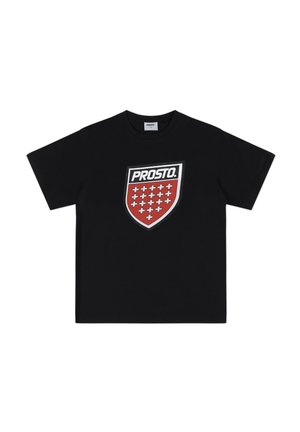 Czarny bawełniany t-shirt z dużym czerwonym logo w kształcie tarczy z białymi akcentami i krzyżami, z okrągłym dekoltem i krótkimi rękawami.