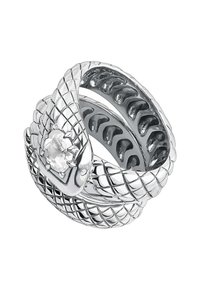 Anillo de plata en forma de serpiente con un diseño de escamas texturizadas, una piedra central clara y una banda interna lisa con acentos decorativos.