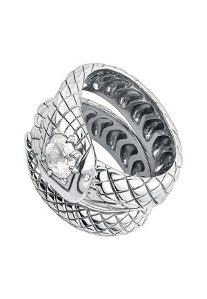 Anillo de plata en forma de serpiente con un diseño de escamas texturizadas, una piedra central clara y una banda interna lisa con acentos decorativos.