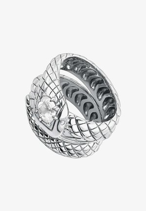 Anillo de plata en forma de serpiente con un diseño de escamas texturizadas, una piedra central clara y una banda interna lisa con acentos decorativos.