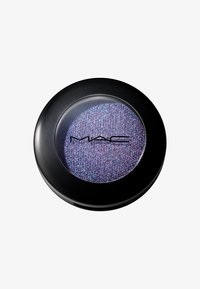 Cień do powiek MAC w okrągłym czarnym kompaktie z fioletowo-niebieską błyszczącą teksturą, widoczną przez przezroczyste okno w kształcie koła.