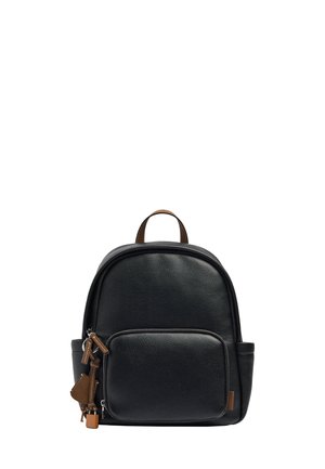 Czarny skórzany plecak z przednią kieszenią na zamek, brązowymi suwakami i brązowym uchwytem górnym.