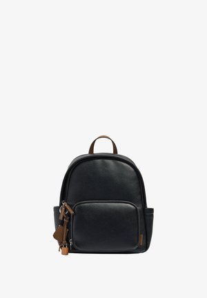 Czarny skórzany plecak z przednią kieszenią na zamek, brązowymi suwakami i brązowym uchwytem górnym.