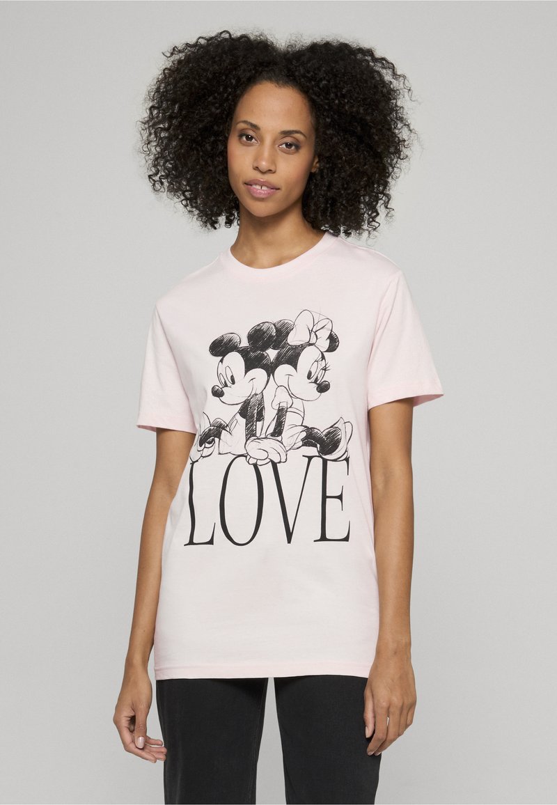 Šviesiai rožinė marškinėliai su juodu grafiniu atspaudu, vaizduojančiu du Mikio Pelės personažus ir žodį „LOVE“ didelėmis, didžiosiomis raidėmis.