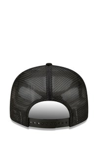 Schwarze Mesh-Kappe mit gebogenem Schirm, verstellbarem Kunststoffriemen und verstärktem Nähten. Das Innere ist ungefüttert und zeigt die Mesh-Struktur.