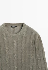 Pull gris clair en maille torsadée à col rond avec col côtelé, avec une étiquette Massimo Dutti à l'intérieur de l'encolure.