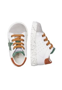 Sneaker bianche con una stella verde, dettagli marroni e suede grigio. Suola bianca testurizzata con macchie nere e lacci marroni.