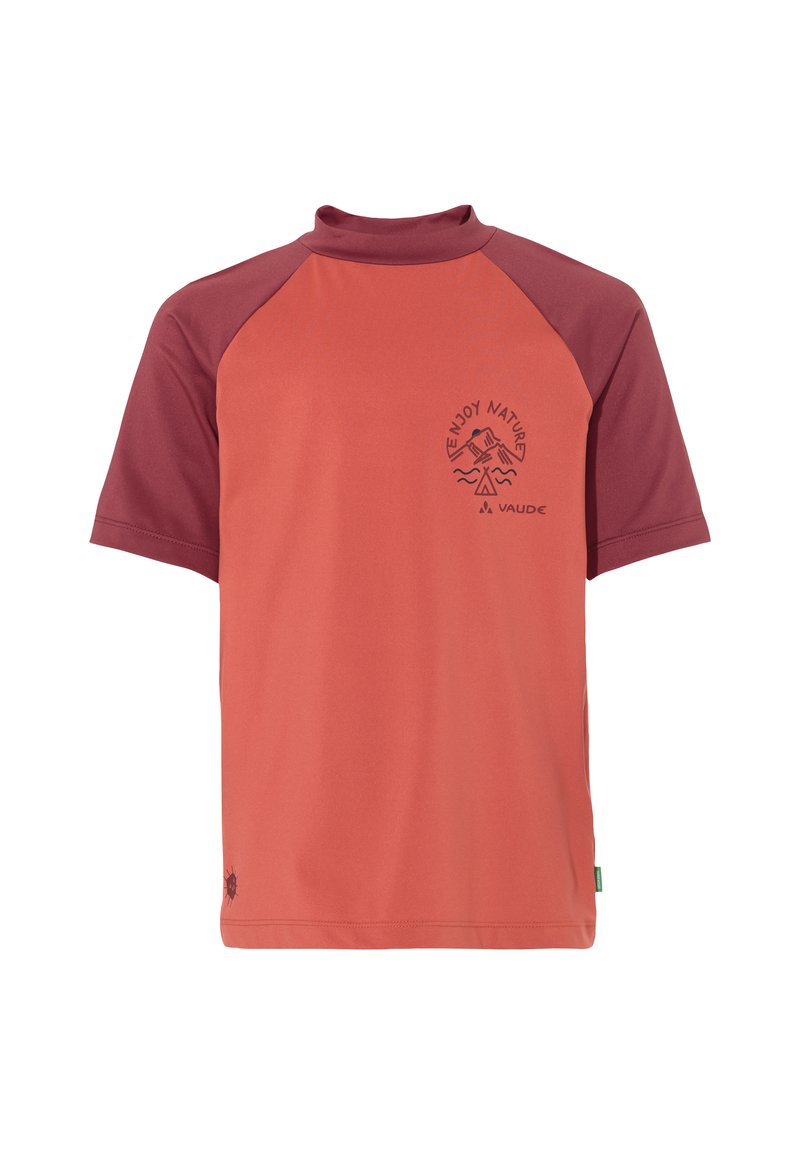 Maglietta a maniche corte color corallo e bordeaux con collo alto, caratterizzata da un logo di montagna stampato e un design di onde sul fronte.