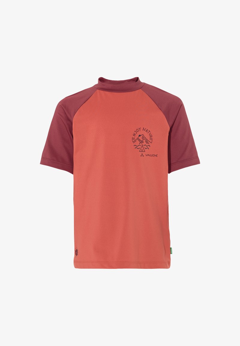Maglietta a maniche corte color corallo e bordeaux con collo alto, caratterizzata da un logo di montagna stampato e un design di onde sul fronte.