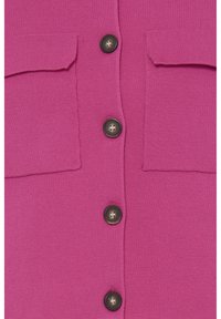 Fuksiansävyinen kauluspaita, jossa on tekstuuri kangas, kaksi rintataskua ja tummat napit kontrastia varten.