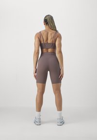 Girlfriend Collective COMPRESSIVE HIGH RISE BIKE SHORTS - Tamprės - porcini