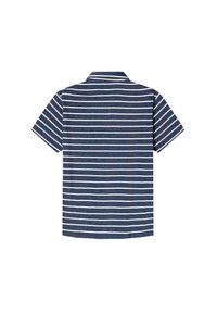 Granatowa koszulka polo z krótkim rękawem w białe poziome paski, z klasycznym kołnierzykiem i miękkim, teksturowanym materiałem.