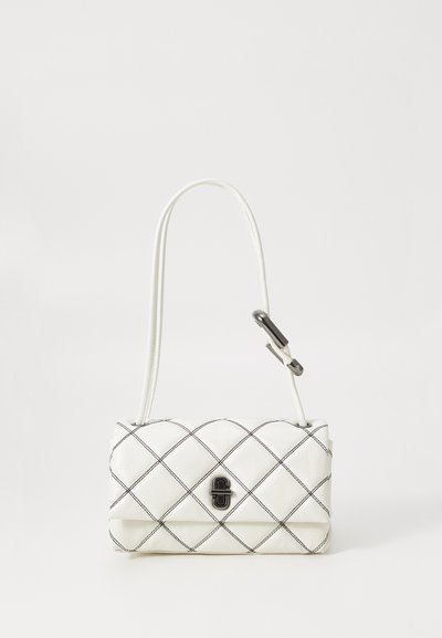 Bolso de mano acolchado blanco con costuras negras. Cuenta con una correa larga y un cierre en la parte delantera. Hecho de cuero texturizado con forma rectangular.