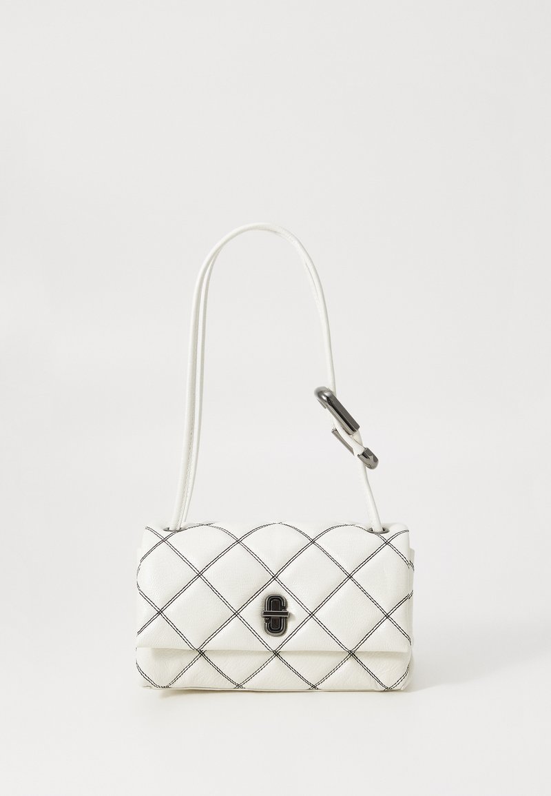 Witte gequiltte handtas met zwarte stiksels. Beschikt over een lange strap en een sluiting aan de voorkant. Gemaakt van gestructureerd leer met een rechthoekige vorm.