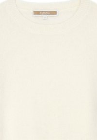 Maglione bianco lavorato a maglia con scollo rotondo. Tessuto morbido, leggero e con una leggera lucentezza. Etichetta del marchio visibile al colletto.