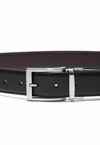 Cinturón de cuero negro con acabado suave, hebilla rectangular de plata y agujeros para ajuste espaciados uniformemente. Costura visible en los bordes.