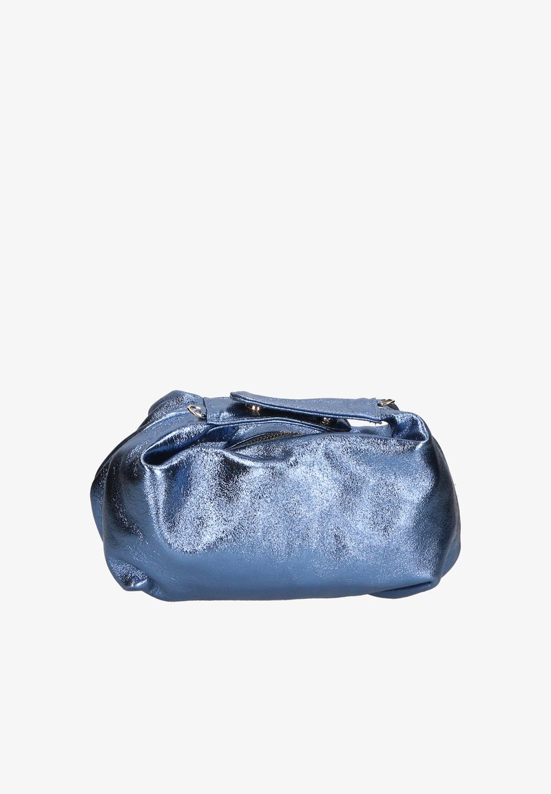 Sac à main en métal bleu avec une texture douce et brillante. Forme arrondie, fermeture éclair sur le dessus et courte anse pour un transport facile. Design simple.