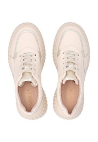 Helle rosa Sneaker mit einer glatten Lederoberfläche, runder Zehenpartie und strukturiertem Gummisohle. Verfügt über eine Schnürung und subtile Akzente.