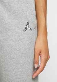 Jordan W J FLIGHT FLC PANT CORE - Pantalon de survêtement - dark grey heather/white