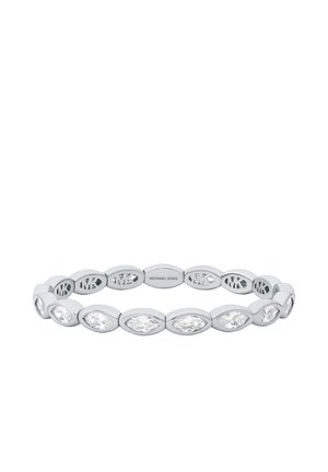 Silbernes Michael Kors-Armband mit ovalen klaren Steinen und Markenlogo-Elementen, gleichmäßig um das Band verteilt.