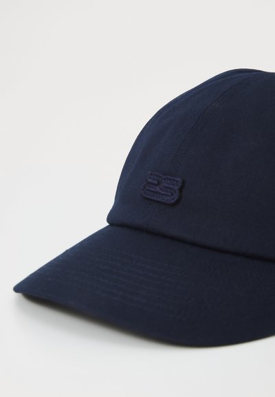 Marineblauwe baseballcap van textuurstof, met een gebogen klep en een subtiele geborduurde logo aan de voorkant.