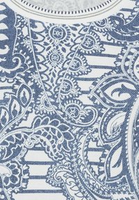 Blau-weißer Stoff mit eingewebten, komplizierten Paisleymustern und horizontalen Streifen, mit einer weichen Textur und rundem Ausschnitt.