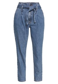 Vaaleansiniset korkeavyötäröiset farkut, joissa on sisäänrakennettu vyö, kapenevat lahkeet ja etutaskut. Varustettu nappikiinnityksellä ja hienovaraisella tekstuurilla.