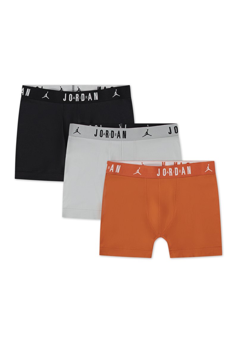 Tre par herrebokser: sort, lys grå og orange. Hver variant har en mærket elastisk talje med "JORDAN" i kontrastfarver.