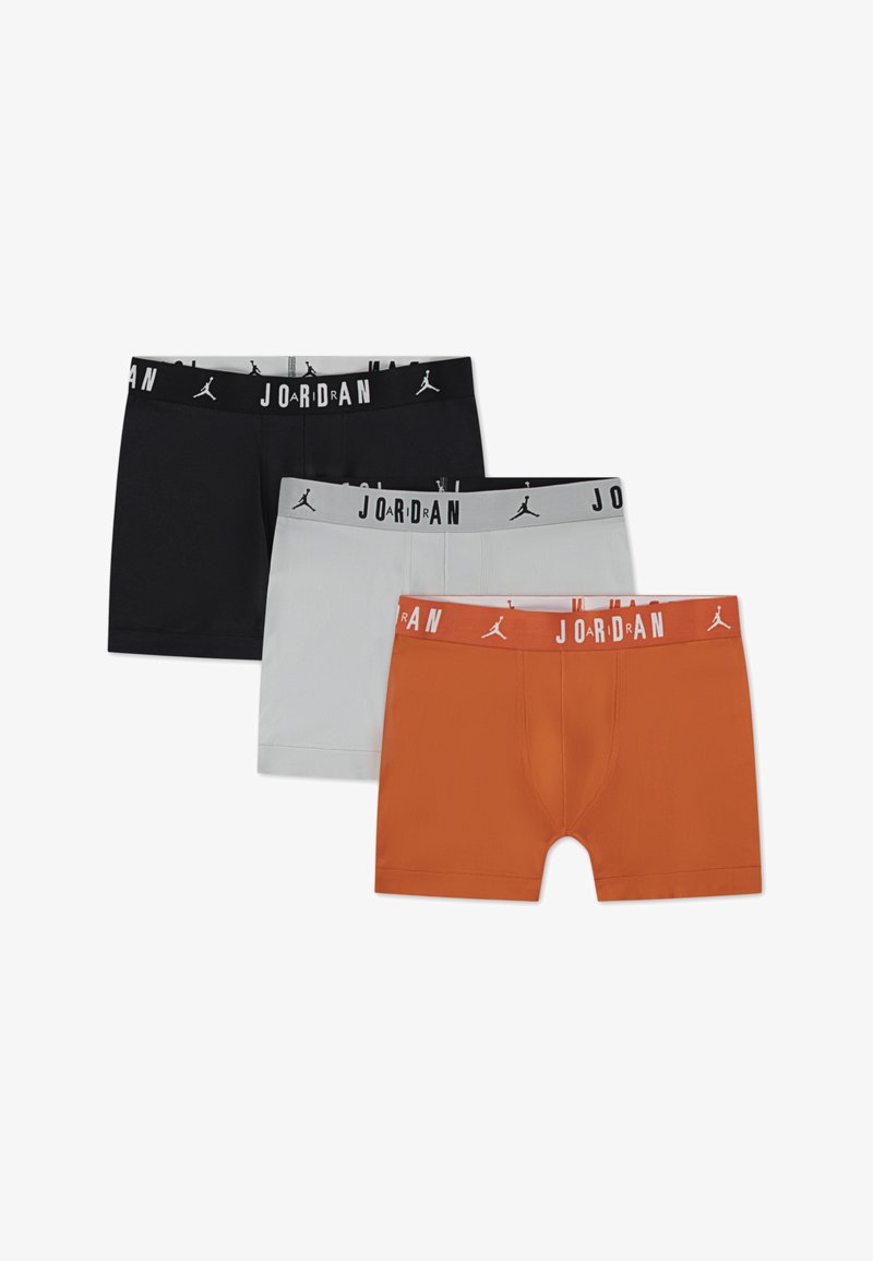 Três pares de boxers masculinos: preto, cinza claro e laranja. Cada um apresenta uma cintura elástica com marca, com "JORDAN" em cores contrastantes.