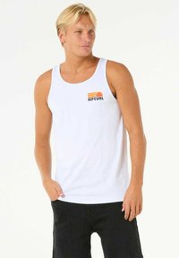 Weißes Baumwoll-Top mit buntem "Rip Curl"-Logo, rechteckigem Design mit orangefarbenen und gelben Akzenten sowie rundem Ausschnitt.