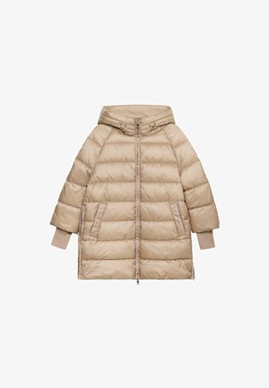 Abrigo acolchado en beige claro, con capucha, cierre de cremallera, dos bolsillos laterales y puños acanalados. Textura suave con detalles acolchados.