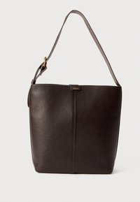 Mørkebrun læderhåndtaske med en glat tekstur, en enkelt justerbar rem og et minimalistisk design med en central søm og diskret hardware.