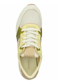 Helle Sneaker mit Mesh- und Wildleder-Panels in Creme, Gelb und Grün, mit einem beigen Akzent an der Ferse und weißen Schnürsenkeln.