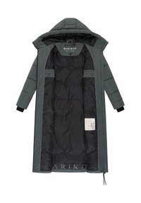 Abrigo de invierno largo, verde y con capucha, abierto para mostrar el forro interior negro aislante y la etiqueta de la marca "MARIKOO" en el cuello y el dobladillo inferior.