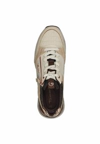 Béžová sportovní obuv s texturovaným svrškem, bočním zipem, bílými tkaničkami a kovovými akcenty v růžovém zlatě. Černá podšívka.