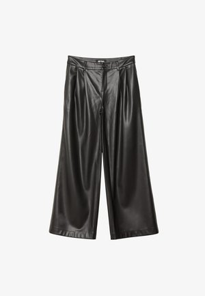Crne hlače širokih nogavica od umjetne kože s visokim strukom, prednjim naborima i kopčanjem na gumbe. Glatka tekstura s elegantnim završetkom.