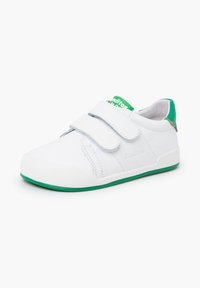 Zapatillas blancas con acentos verdes, con una parte superior de cuero suave, dos correas de velcro y una suela de goma texturizada. Logotipo impreso en el lateral.