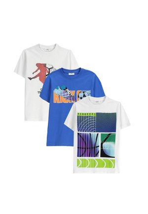 Zestaw trzech bawełnianych t-shirtów: jedna biały z czerwonym grafikiem, jedna niebieska z napisem "KICK OFF" i grafiką buta, jedna biała z kolorowymi wzorami geometrycznymi.