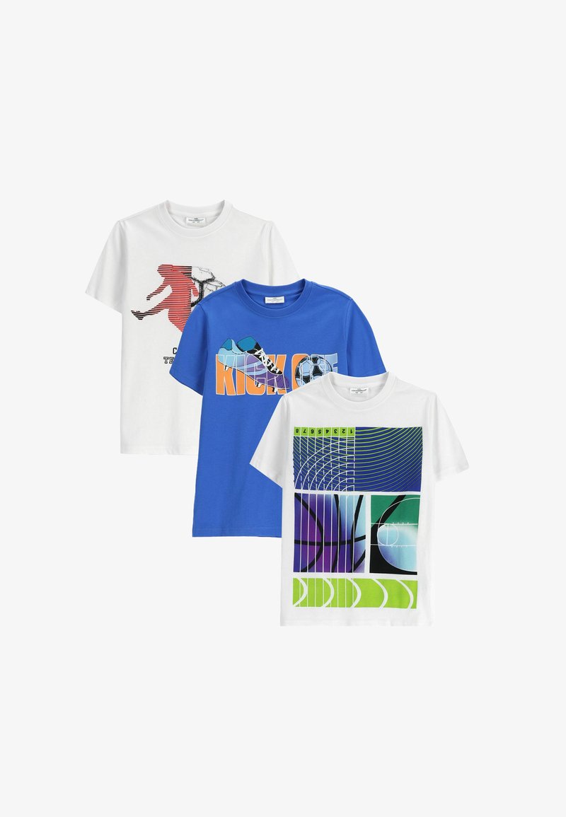 Zestaw trzech bawełnianych t-shirtów: jedna biały z czerwonym grafikiem, jedna niebieska z napisem "KICK OFF" i grafiką buta, jedna biała z kolorowymi wzorami geometrycznymi.