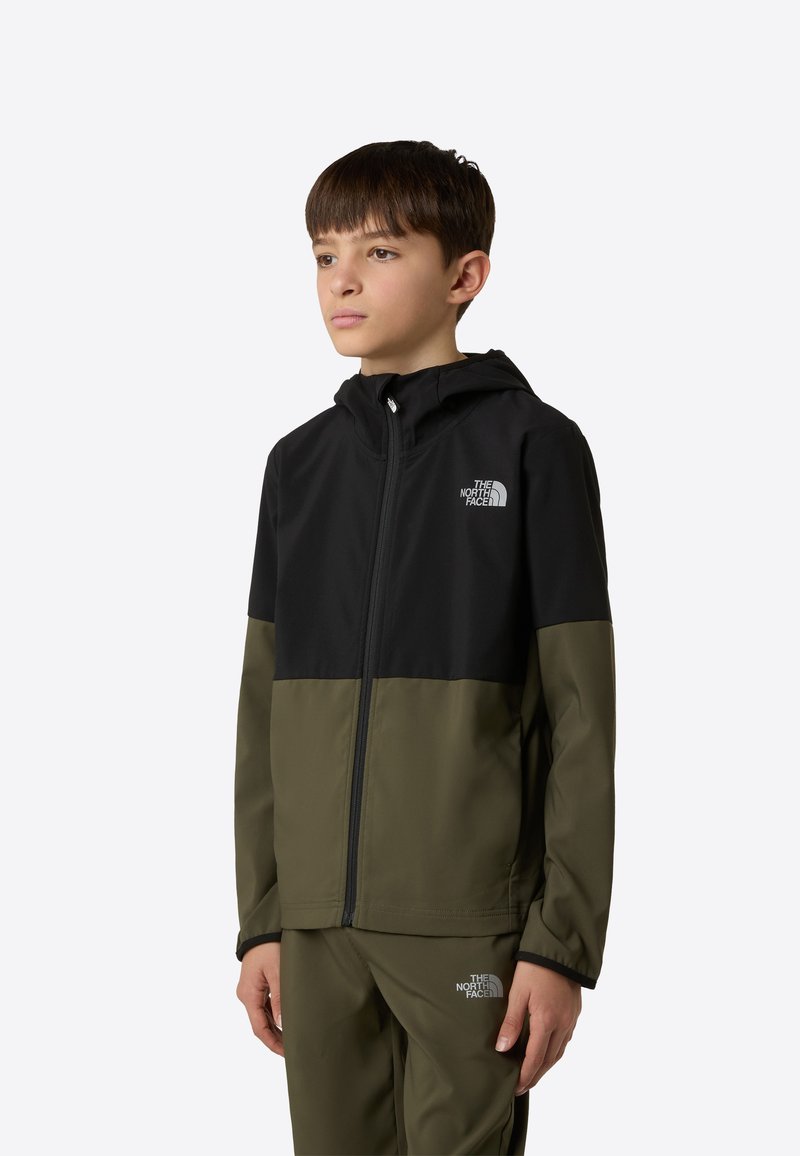 Μαύρο και ελιά πράσινο μπουφάν με φερμουάρ και κουκούλα· διαθέτει κομψό σχέδιο, λεία υφή και λογότυπο στο στήθος· συνοδεύεται από παντελόνια σετ.