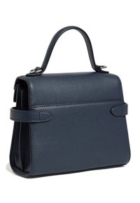 Marineblaue Ledertasche mit strukturiertem Design, oberem Tragegriff, minimalistischer Gestaltung, dezentem Material und gefalteten seitlichen Akzenten.