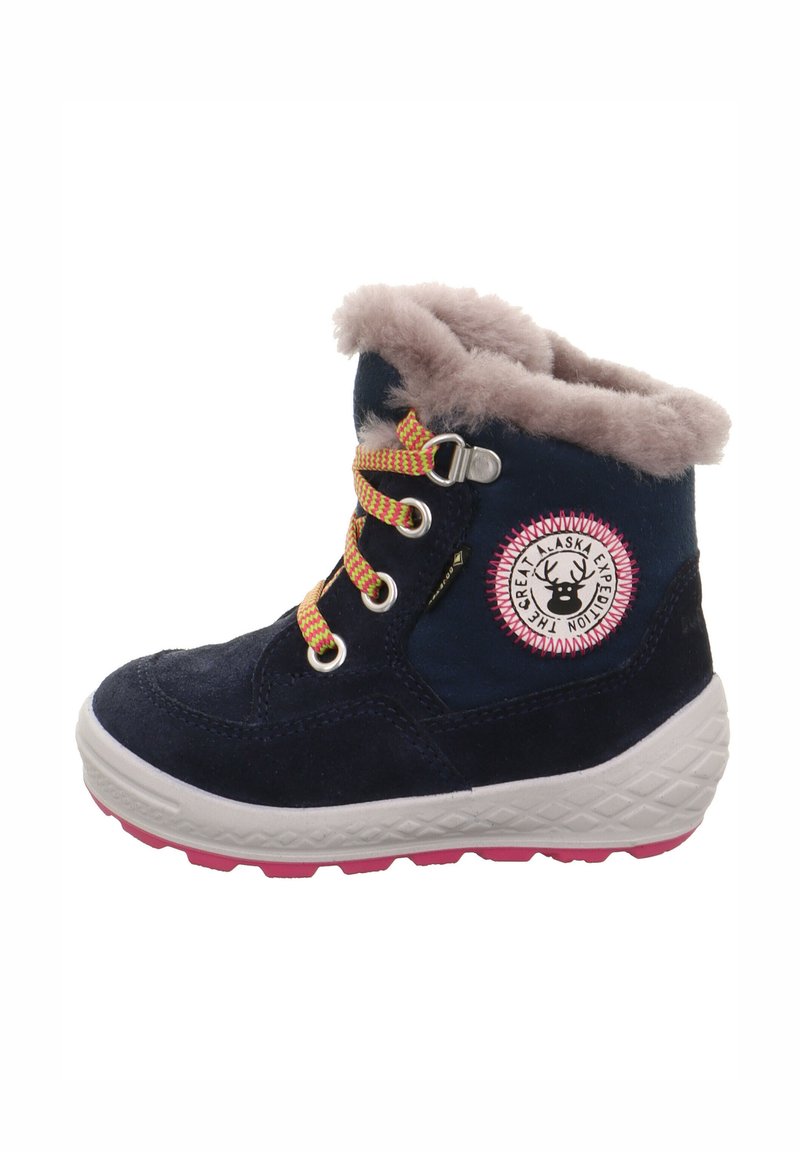 Marineblauer Wildlederstiefel mit pinkem Fleecefutter, kontrastierenden bunten Schnürsenkeln und rundem Logo-Patch. Geriffelte weiße und pinke Gummisohle.