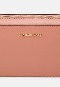 MICHAEL Michael Kors JET SET TRAVEL CROSSBODY - Taška s příčným popruhem - sunset rose