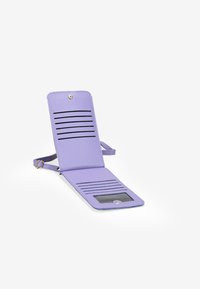 Cartera de cuero sintético morado con múltiples compartimentos para tarjetas, una ventana transparente para identificación y una correa desmontable. Presenta un cierre a presión y una textura suave.