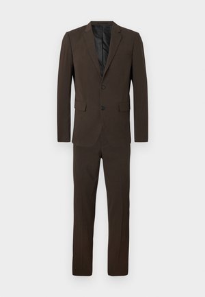 Costume deux pièces marron foncé avec blazer à revers et deux boutons, accompagné d'un pantalon droit assorti.