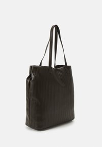 Sac fourre-tout en cuir côtelé vert foncé avec deux poignées. Forme rectangulaire avec un design légèrement souple et sans quincaillerie visible.