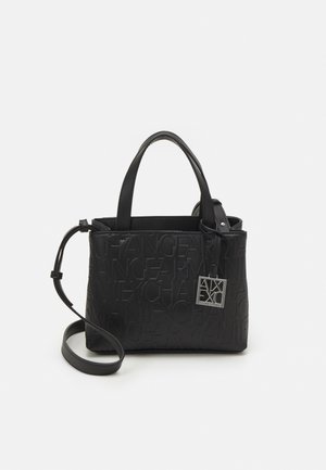 Bolso de mano de piel negra con patrón de texto en relieve, doble asa y correa de hombro ajustable. Presenta una etiqueta de logo plateada y una textura suave.